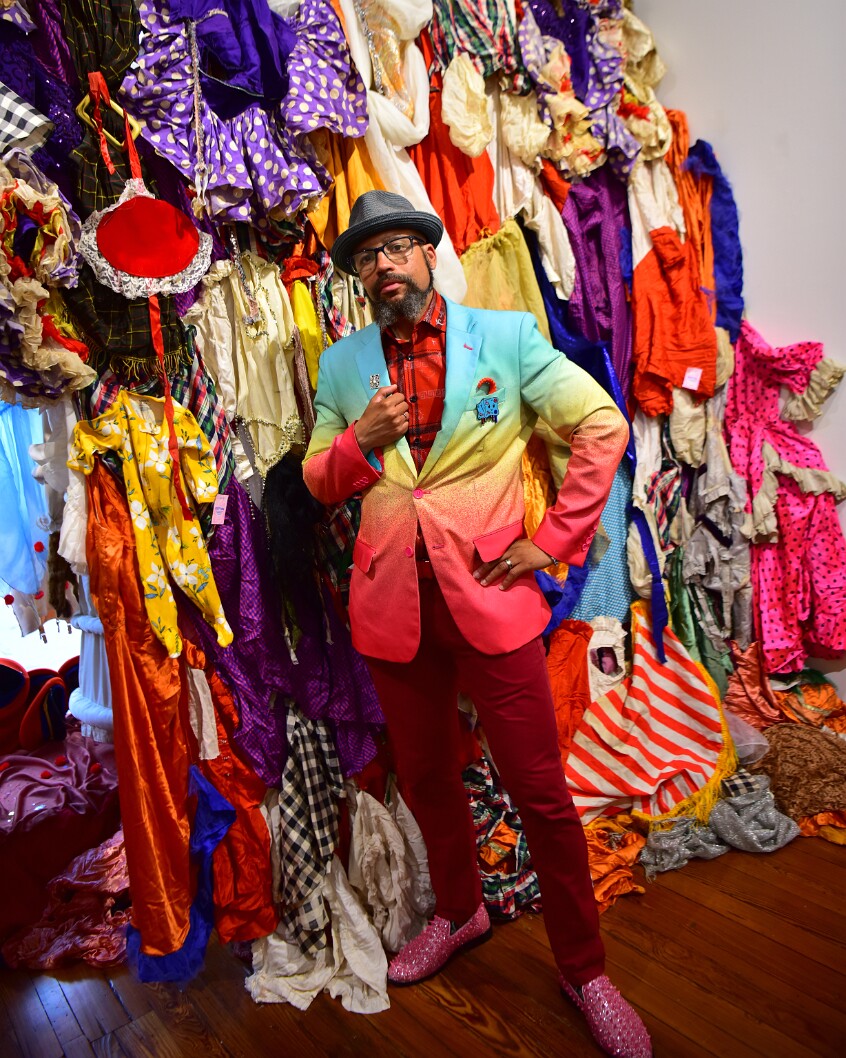 A Colorful Fool Next to Great Art (Photo by Laure Drogoul) 1