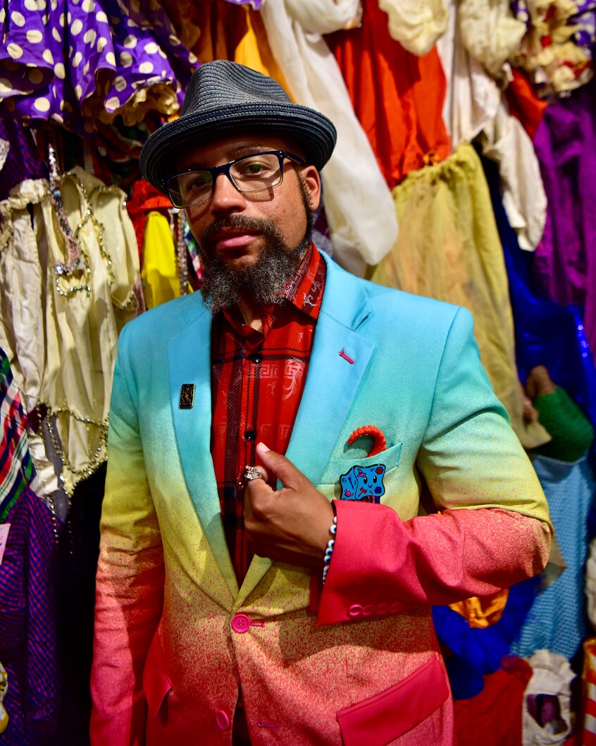 A Colorful Fool Next to Great Art (Photo by Laure Drogoul) 2