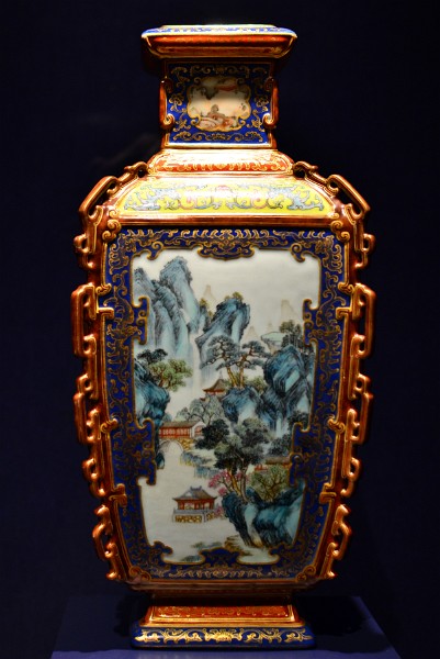 Chinese Vase With Landscapes of the Four Seasons Chinese Vase With Landscapes of the Four Seasons