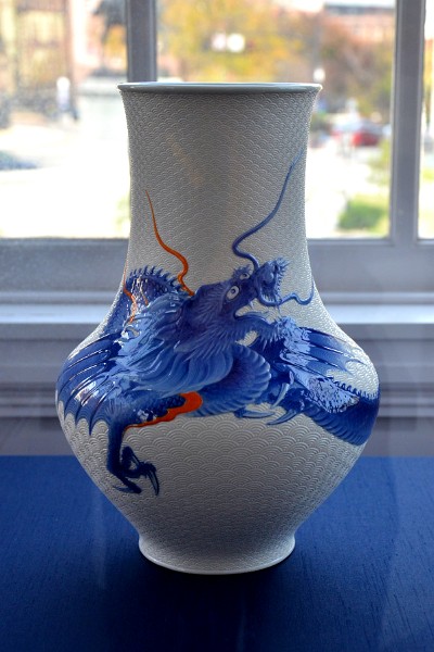 Early Twentieth Century Japanese Vase With Dragon Early Twentieth Century Japanese Vase With Dragon